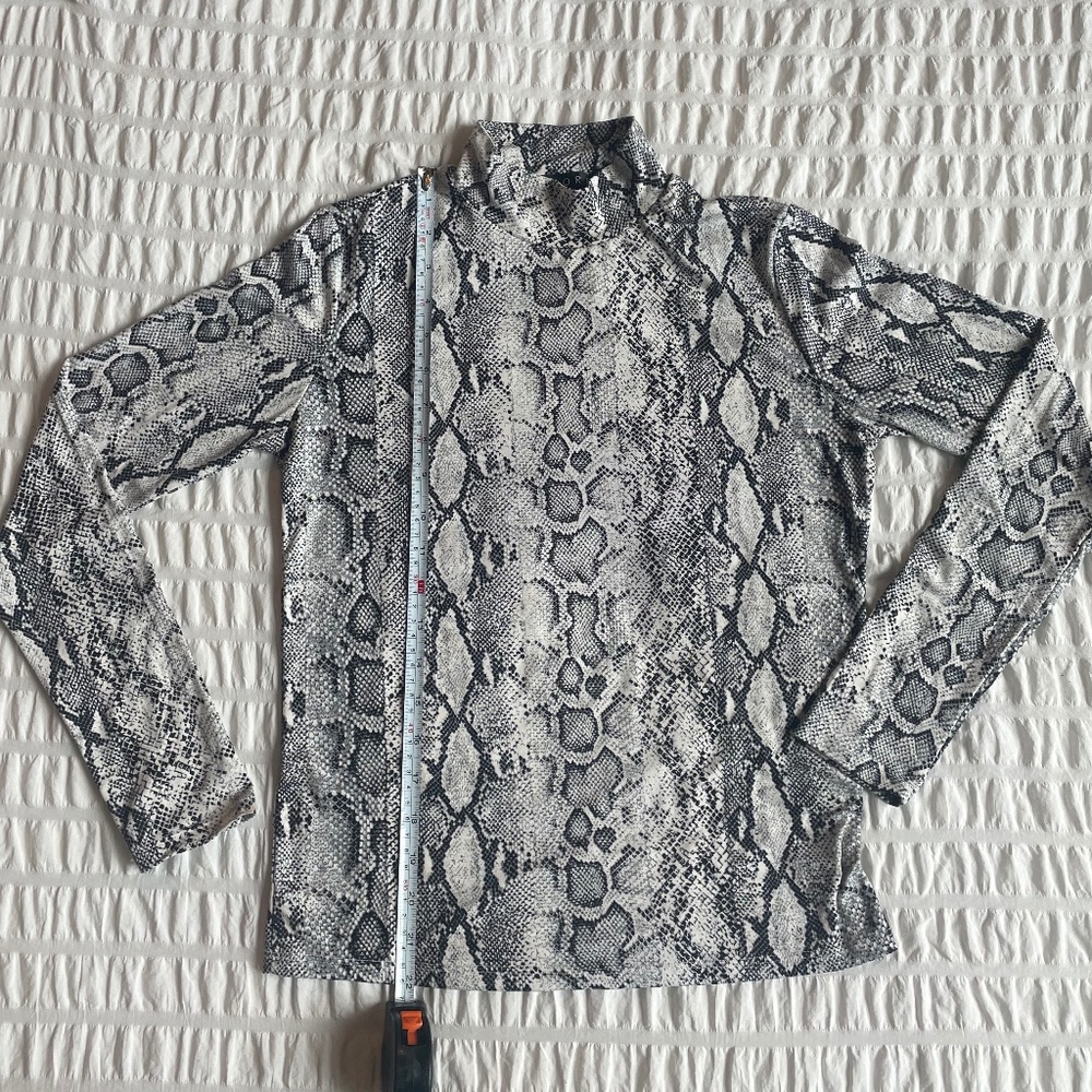 🌟 NWT FORE Grey Snake Print Mock Neck Long Sleeve Top Size Large